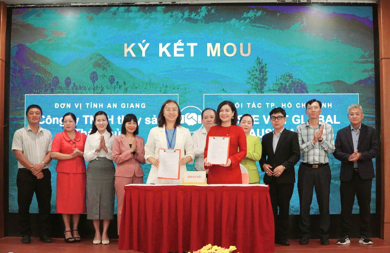 Các đơn vị ký kết biên bản ghi nhớ hợp tác. Ảnh: Khánh Thùy