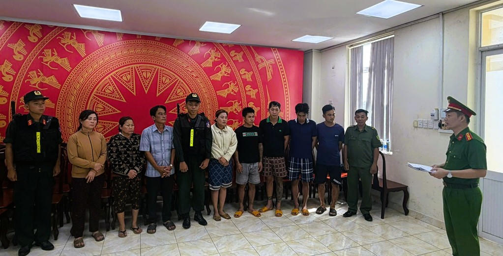 Cơ quan Cảnh sát điều tra đọc lệnh khởi tố bắt tạm giam các bị can. Ảnh: Công an cung cấp.