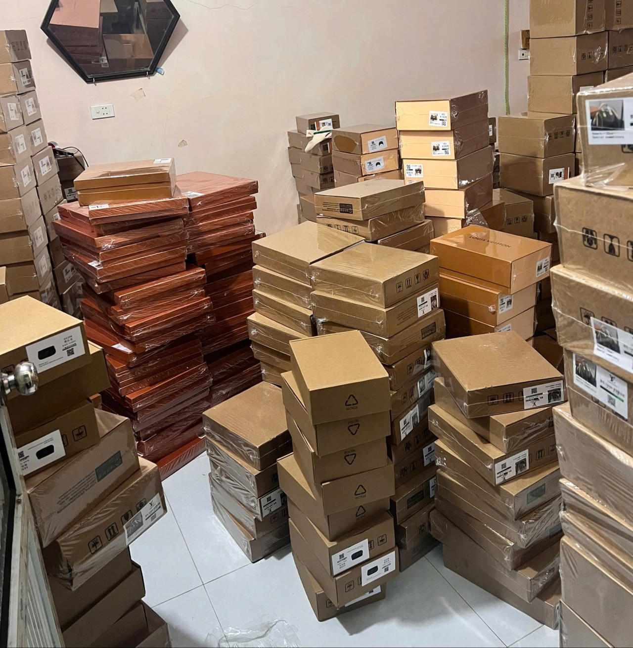 Số túi xách giả mạo các nhãn hiệu thời trang nổi tiếng bị phát hiện, thu giữ.