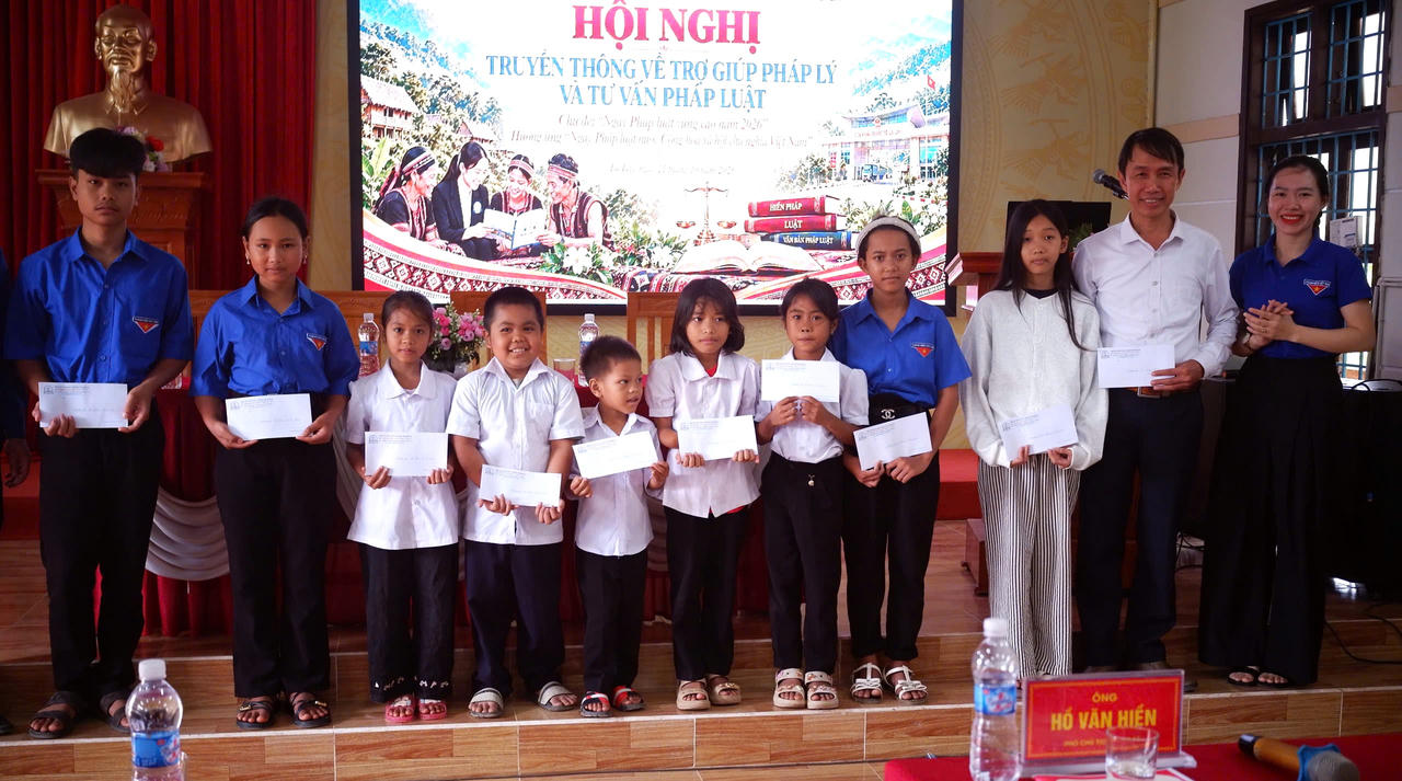 Đại diện ban tổ chức trao 10 phần quà cho các em học sinh tại chương trình. (Ảnh: M.P)