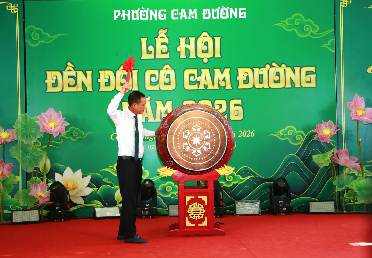 Ông Vũ Hùng Dũng, Bí thư Đảng ủy phường Cam Đường đánh trống khai hội (Ảnh: Hữu Trường).