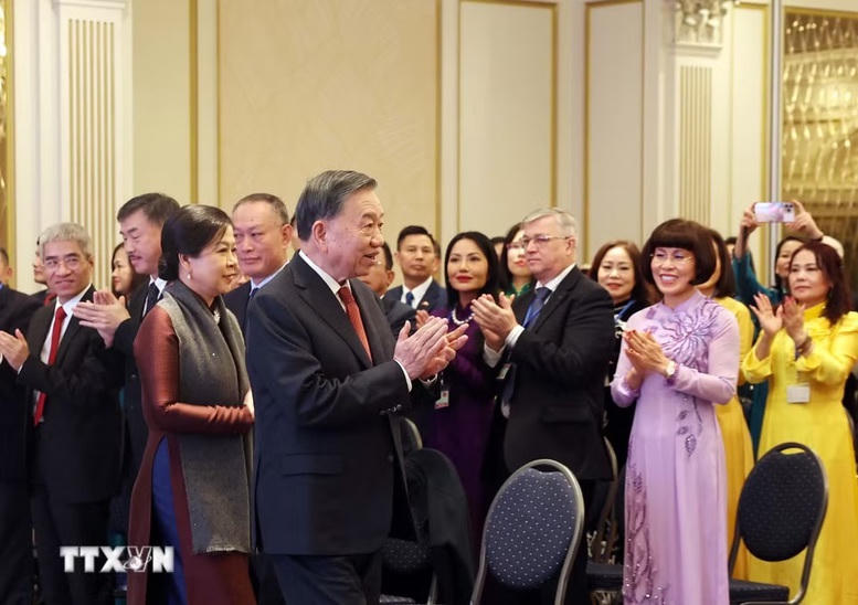 Tổng Bí thư, Chủ tịch nước Tô Lâm và Phu nhân gặp đại diện cộng đồng người Việt Nam tại châu Âu- Ảnh 1.