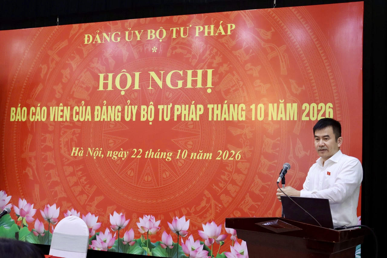 Đại tá Nguyễn Trung Kiên, Ủy viên chuyên trách Ủy ban Quốc phòng, An ninh và Đối ngoại của Quốc hội trình bày chuyên đề
