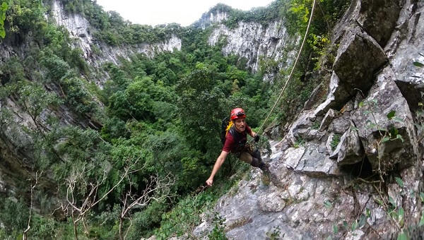 Bí ẩn hố sụt 'khổng lồ' sâu 120m giữa di sản Phong Nha - Kẻ Bàng