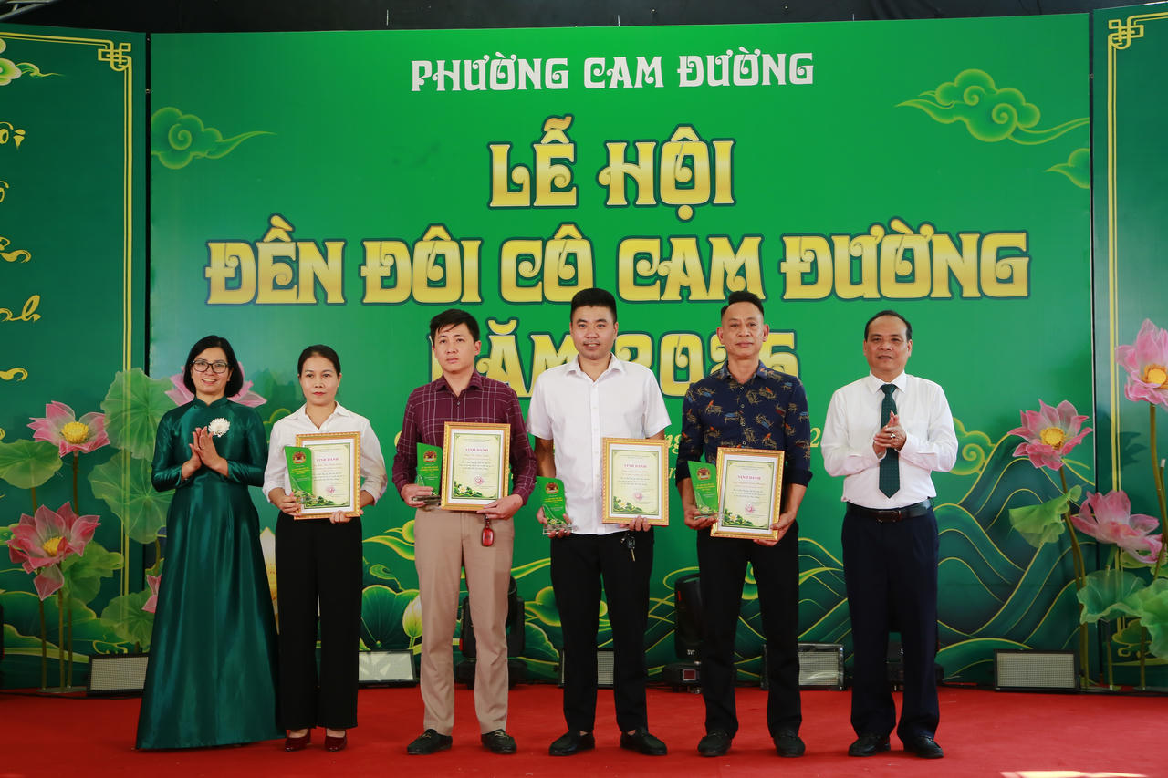 Phường Lào Cai tri ân các đơn vị, đồng hành, các tập thể, cá nhân tiêu biểu có nhiều đóng góp, phát tâm công đức trong công tác bảo tồn, tôn tạo và phát huy giá trị di tích Đền Đôi Cô (Ảnh: Hữu Trường).