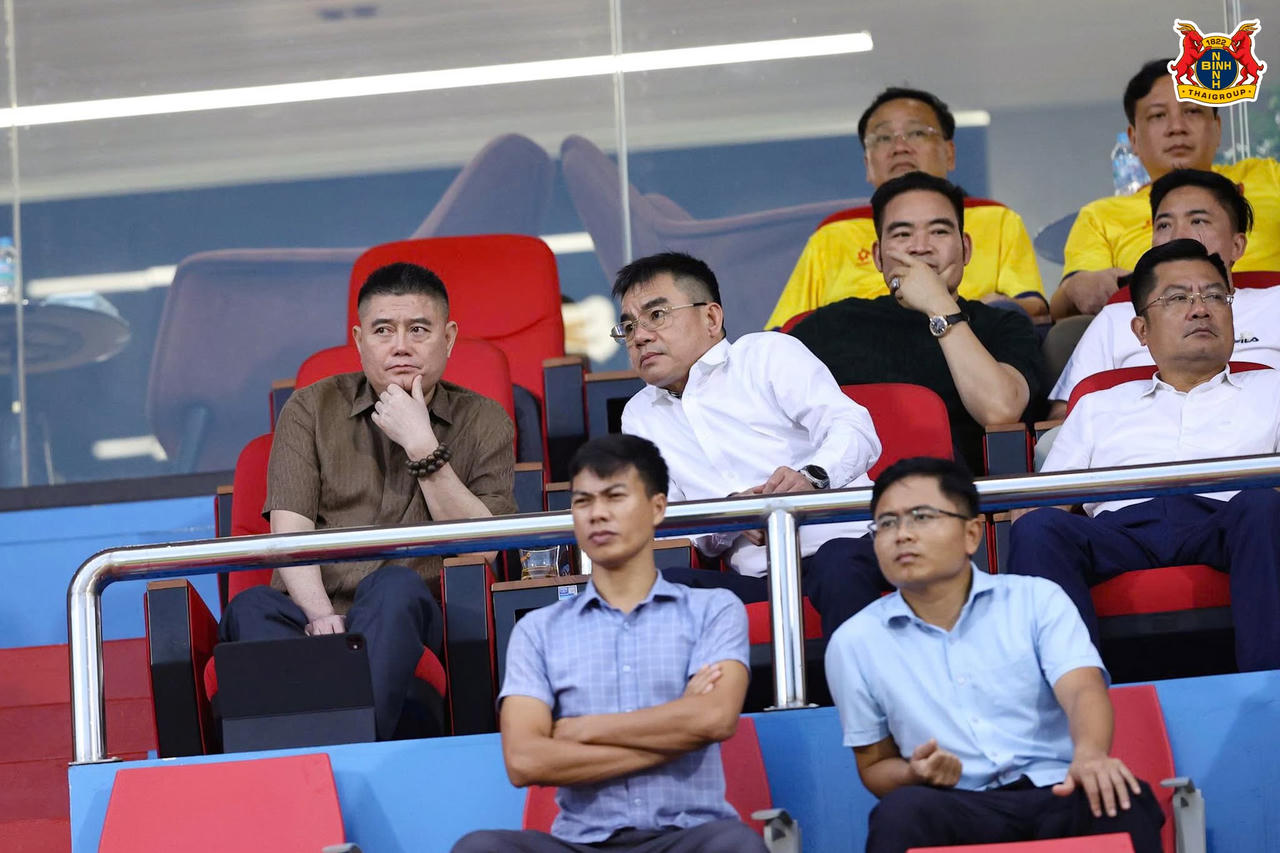Ông Thuỵ (ngồi ngoài cùng bên trái) ứng cử vào chức chủ tịch VFF (Ảnh: NBFC)