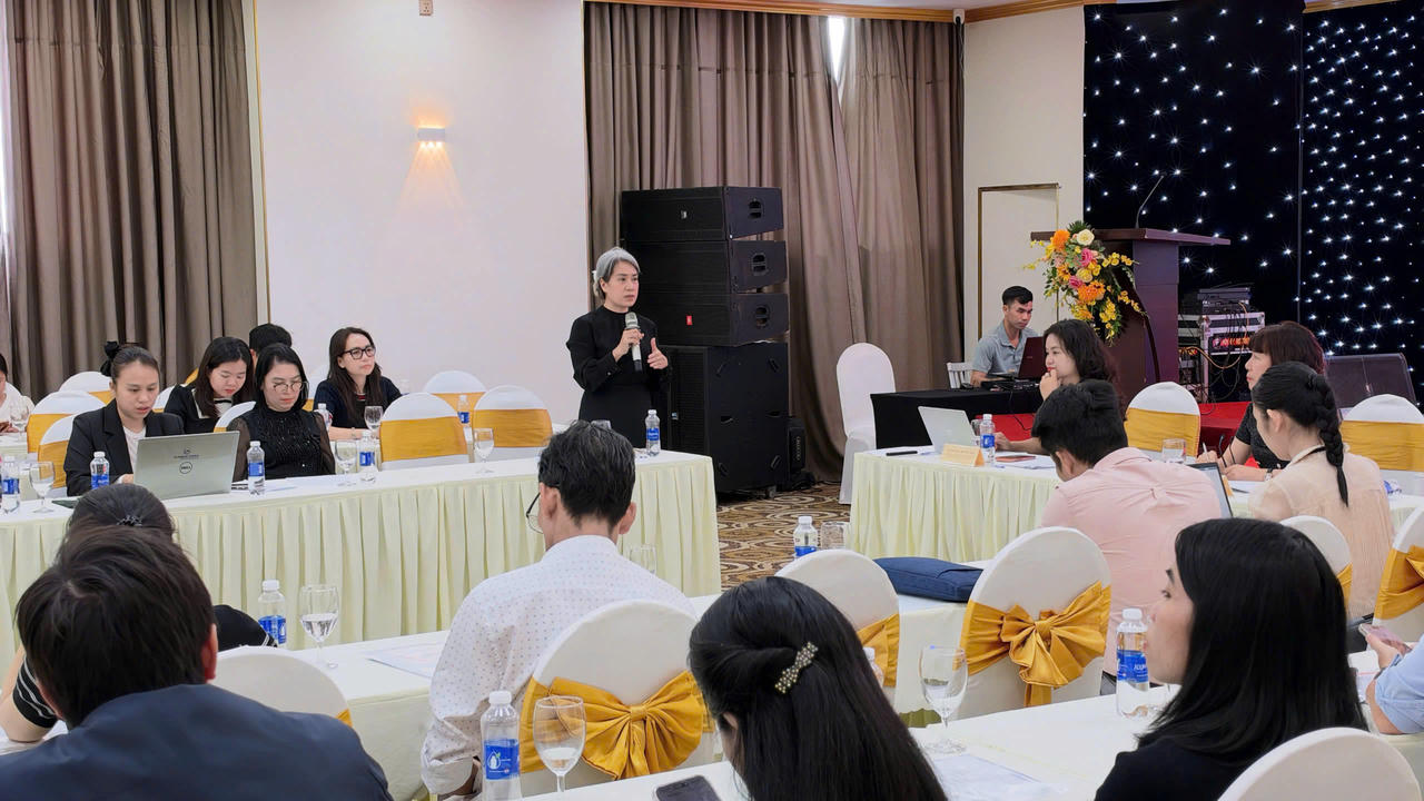 Học viên tham dự đặt câu hỏi, trao đổi nghiệp vụ cùng giảng viên và đại diện Ban Tổ chức.