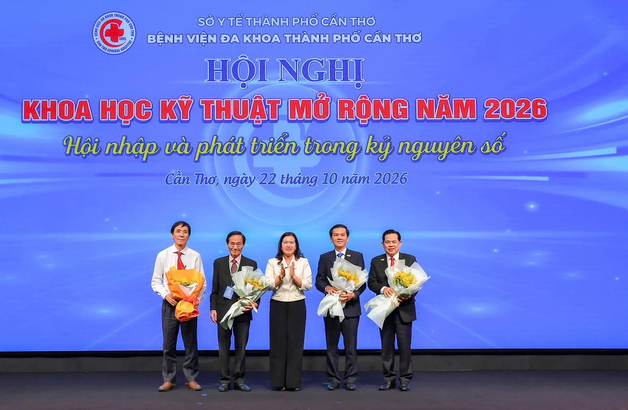 Bà Nguyễn Thị Ngọc Điệp, Phó Chủ tịch UBND thành phố Cần Thơ, trao hoa cho các chủ tọa đoàn. (Ảnh: Hà Vy)