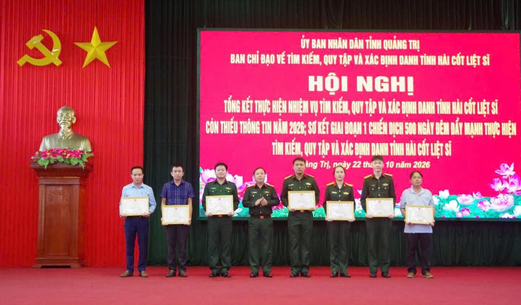 Đại tá Trương Viết Hải, Chính ủy Bộ Chỉ huy Quân sự tỉnh trao thưởng cho các cá nhân có thành tích trong công tác tìm kiếm, quy tập và xác định danh tính hài cốt liệt sĩ năm 2026. (Ảnh: Hoàng Cuối)