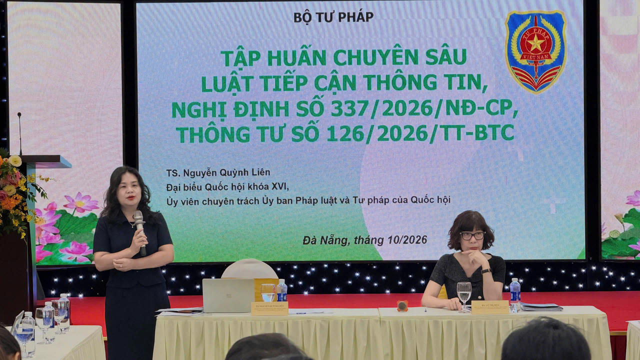 TS Nguyễn Quỳnh Liên, Đại biểu Quốc hội khóa XVI, Ủy viên chuyên trách Ủy ban Pháp luật và Tư pháp của Quốc hội tham gia giảng dạy và hướng dẫn nghiệp vụ tại Lớp tập huấn.