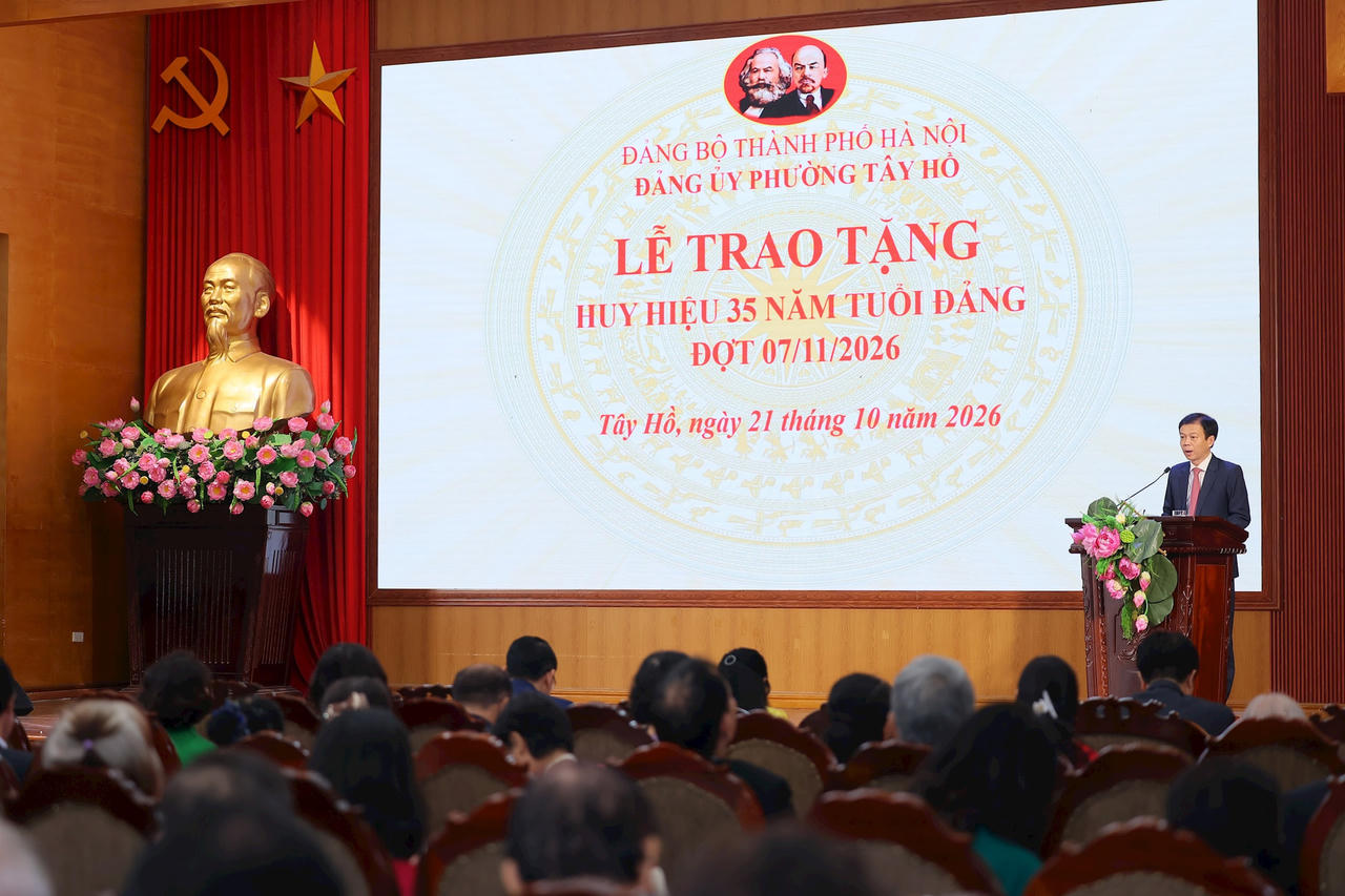 Phó Bí thư Thường trực Đảng ủy phường Tây Hồ Lê Quốc Thịnh Phát biểu tại buổi lễ (Ảnh: Ngọc Thanh).