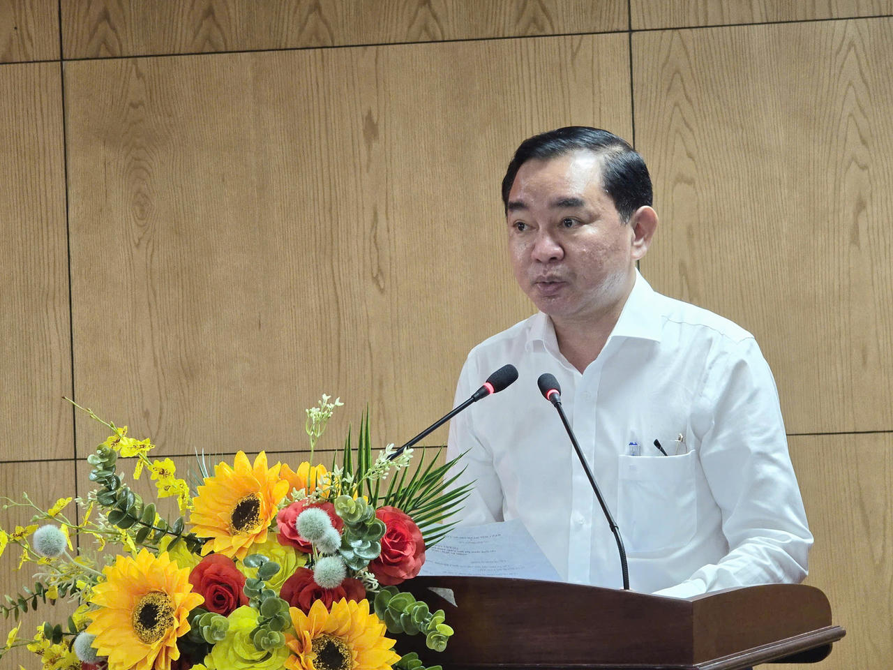 Ông Phan Thanh Duy - Ủy viên Ban Thường vụ Tỉnh ủy, Trưởng Ban Tổ chức Tỉnh ủy Cà Mau, công bố các Quyết định về công tác cán bộ (Ảnh: CTV).