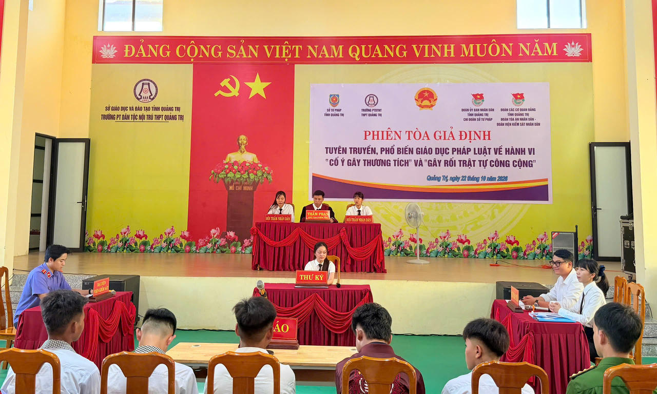 Phiên tòa giả định về tội “Cố ý gây thương tích” và “Gây rối trật tự công cộng” giúp học sinh tiếp cận các quy định pháp luật thông qua tình huống xét xử trực quan. (Ảnh: M.P)