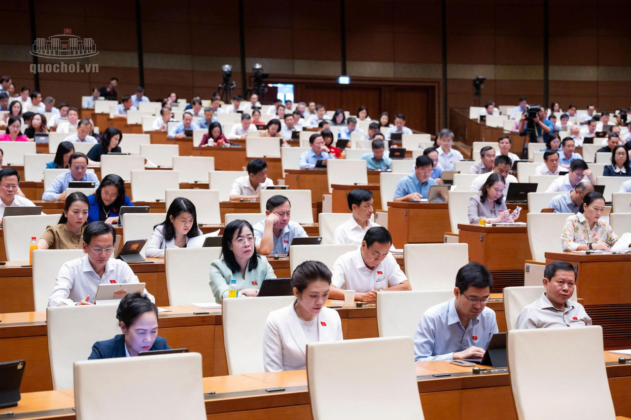 Quốc hội nghe tờ trình, thẩm tra 2 dự án luật về nhà ở, bất động sản
