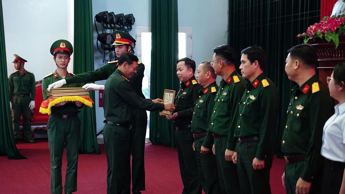 Đại tá Phan Thắng, Chỉ huy trưởng Bộ Chỉ huy Quân sự tỉnh Quảng Trị, trao thưởng cho các đơn vị có thành tích trong công tác tìm kiếm, quy tập và xác định danh tính hài cốt liệt sĩ năm 2026. (Ảnh: Hoàng Cuối)