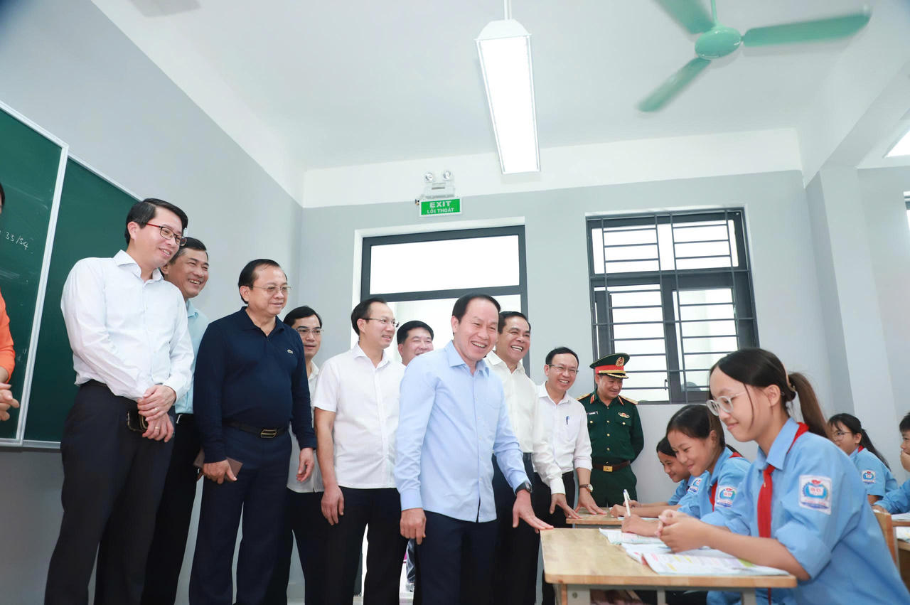 Phó Thủ tướng Lê Tiến Châu kiểm tra 2 trường nội trú liên cấp tại Nghệ An, yêu cầu tăng tốc các dự án