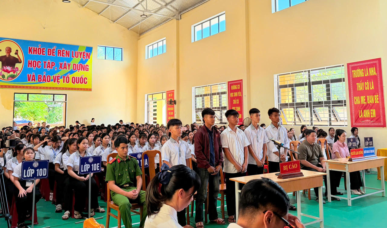 Gần 500 học sinh, cán bộ, giáo viên Trường Phổ thông Dân tộc nội trú THPT Quảng Trị tham gia chương trình tuyên truyền, phổ biến, giáo dục pháp luật hưởng ứng Ngày Pháp luật Việt Nam năm 2026. (Ảnh: M.P)