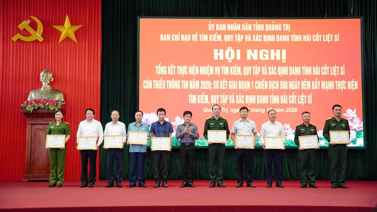 Phó Chủ tịch UBND tỉnh Lê Văn Bảo tặng bằng khen cho các tập thể. (Ảnh: Hoàng Cuối)