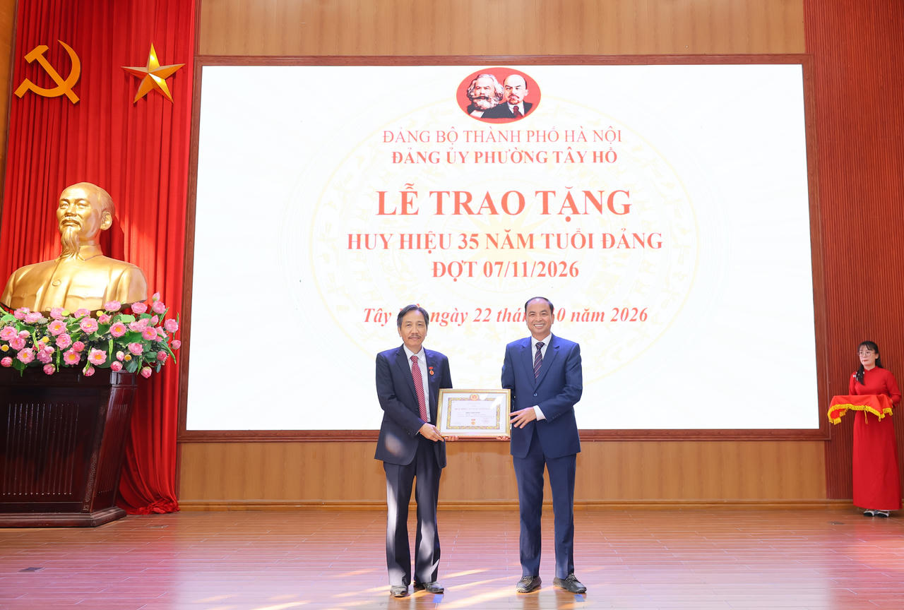 Phường Tây Hồ trao tặng Huy hiệu Đảng, ghi nhận quá trình cống hiến của 558 đảng viên