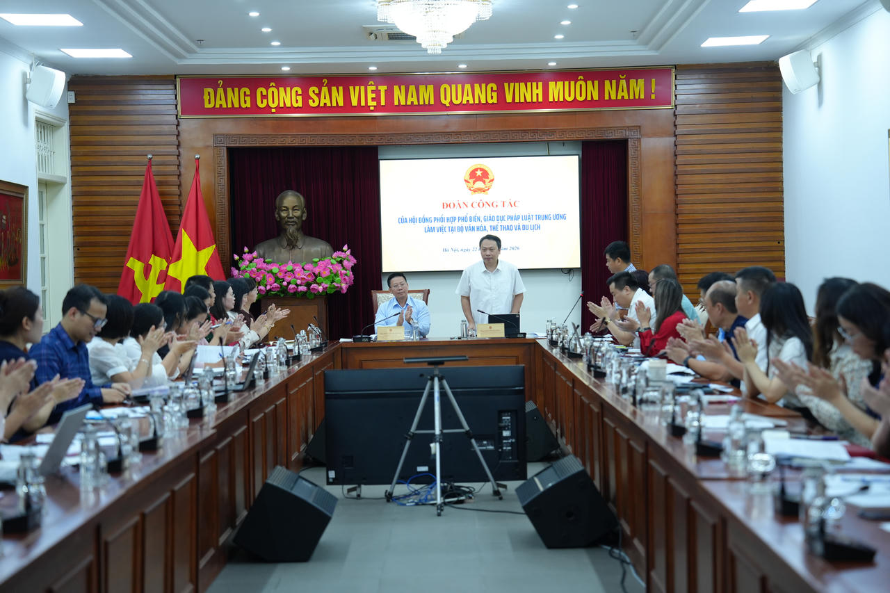Thứ trưởng Bộ VHTTDL Nguyễn Huy Dũng phát biểu tại buổi làm việc.