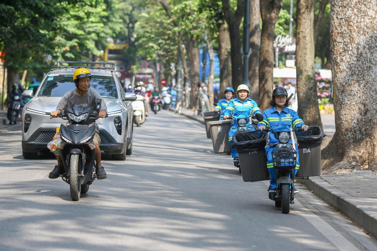 Xe đạp điện được đưa vào phục vụ duy trì vệ sinh ban ngày giúp công nhân chủ động tuần tra, kịp thời thu gom lượng rác phát sinh. 