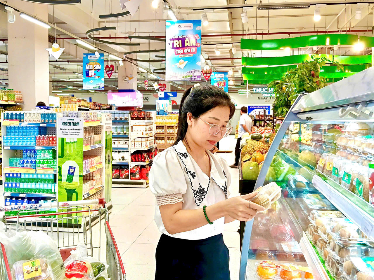 Các chương trình ưu đãi được triển khai đa dạn, từ thực phẩm phục vụ bữa ăn gia đình đến hàng gia dụng, sản phẩm chăm sóc cá nhân. Ảnh: Saigon Co.op