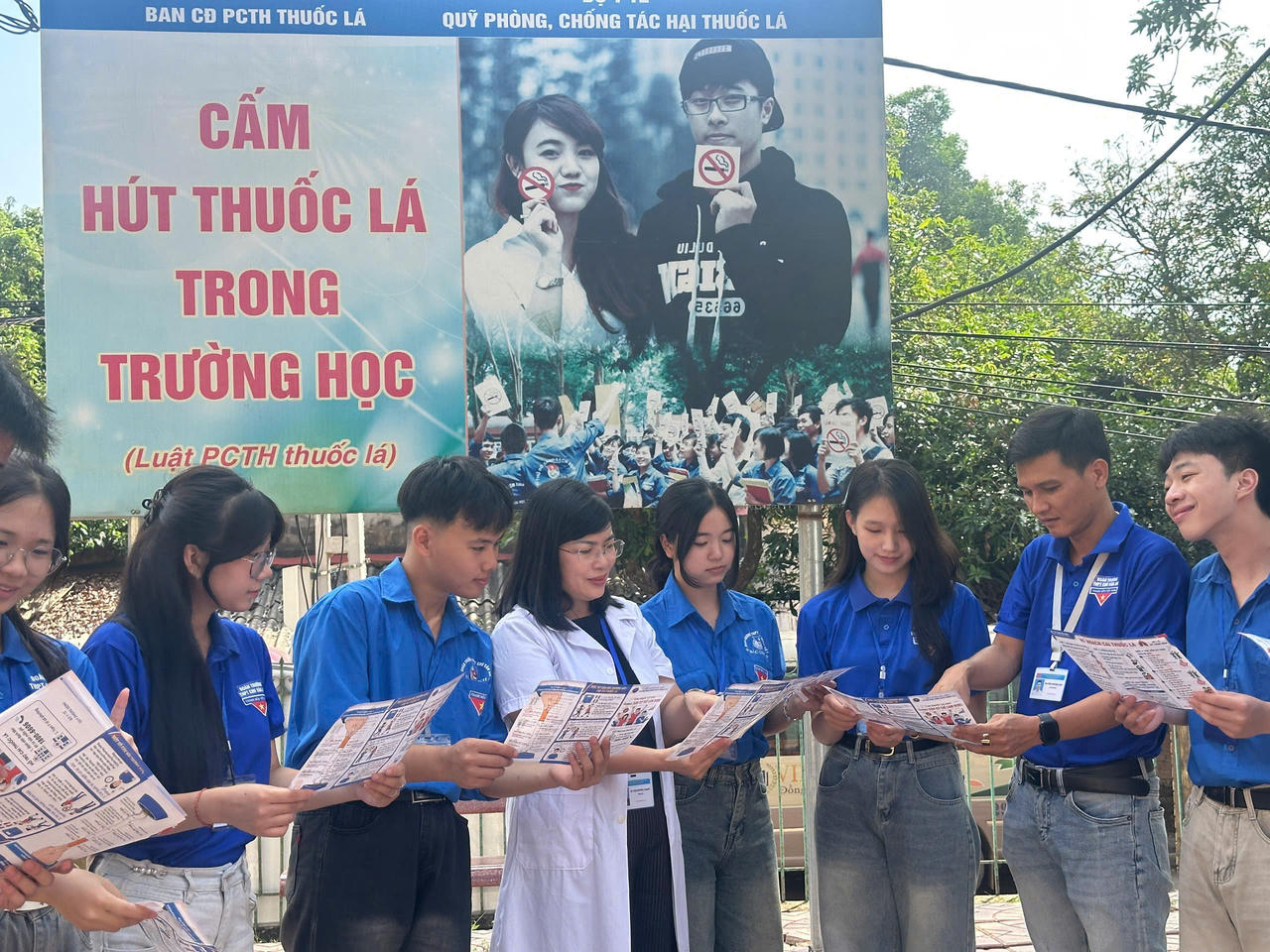 Đoàn viên, thanh niên tìm hiểu tài liệu tuyên truyền về phòng, chống tác hại của thuốc lá, nâng cao nhận thức và kỹ năng phòng ngừa trong môi trường học đường. Ảnh: Sở Giáo dục và Đào tạo TP Bắc Ninh.
