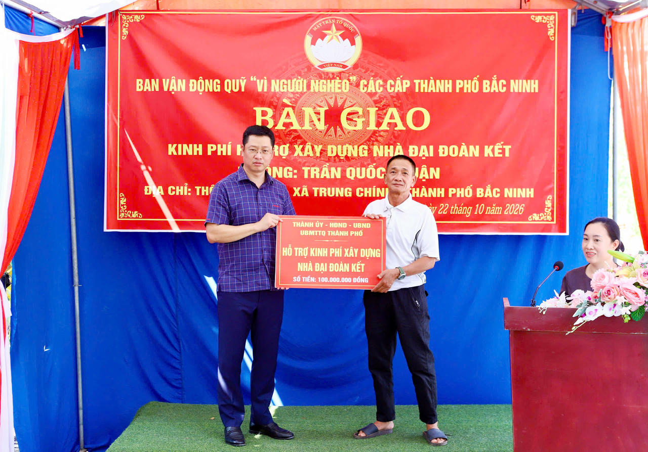 Phó Bí thư Thành ủy Bắc Ninh, Trần Huy Phương đã đến dự chương trình bàn giao kinh phí hỗ trợ xây dựng nhà Đại đoàn kết cho gia đình ông Trần Quốc Thuận, hộ nghèo tại thôn Phú Đào, xã Trung Chính. (Ảnh NH)