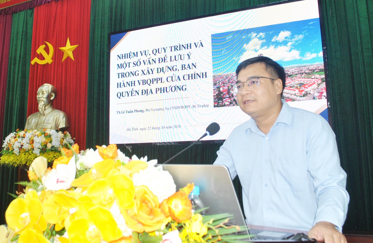 Tiến sĩ Lê Tuấn Phong- Phó Vụ trưởng Vụ Công tác xây dựng văn bản QPPL (Bộ Tư pháp) báo cáo viên tại hội nghị. (Ảnh: PV)