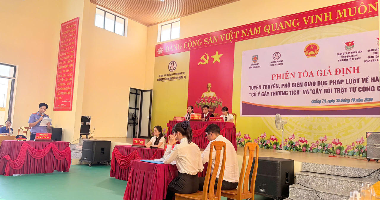 Đại diện Viện Kiểm sát trình bày quan điểm tại phiên tòa giả định. (Ảnh: M.P)