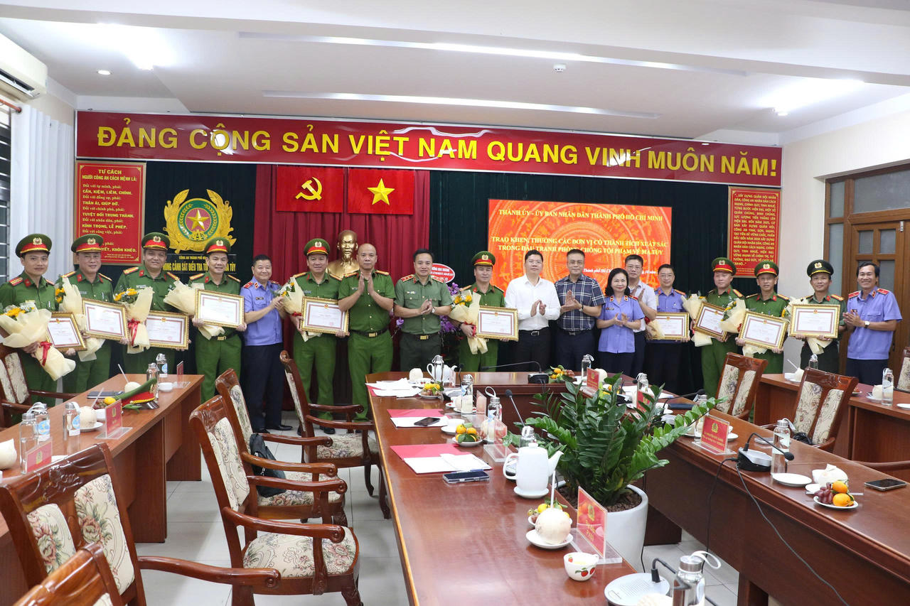 Ban Giám đốc Công an TP HCM trao khen thưởng cho các tập thể, cá nhân. Ảnh: CA TP HCM
