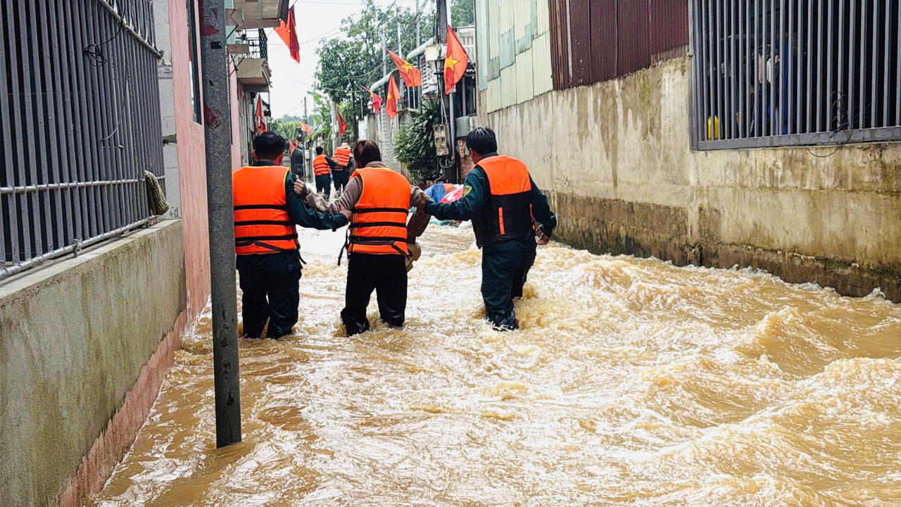 Lực lượng chức năng di dời người dân ra khỏi khu vực ngập. Ảnh: DK