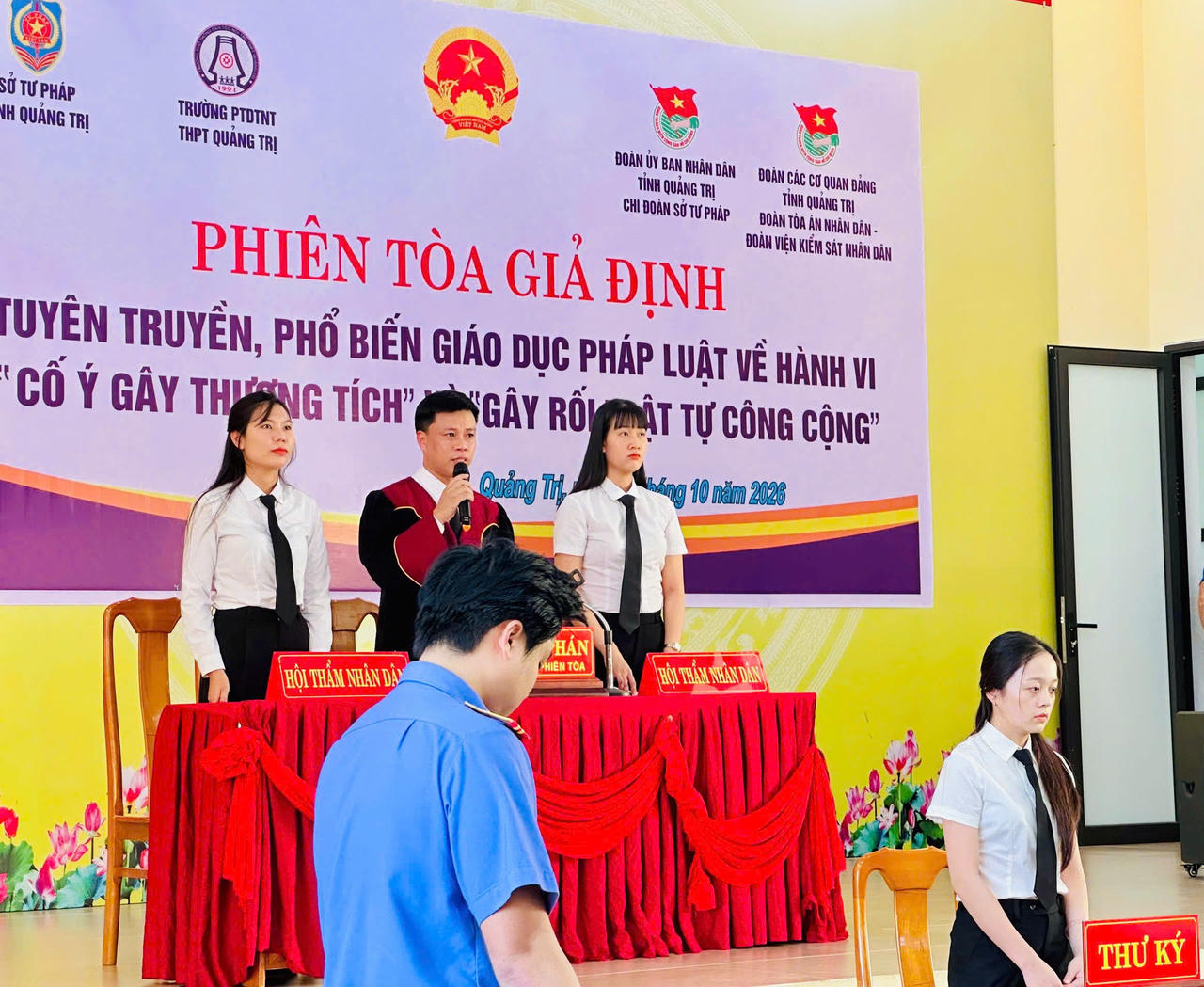 Chủ tọa và hội thẩm nhân dân thực hành xét xử tại phiên tòa giả định. (Ảnh: M.P)