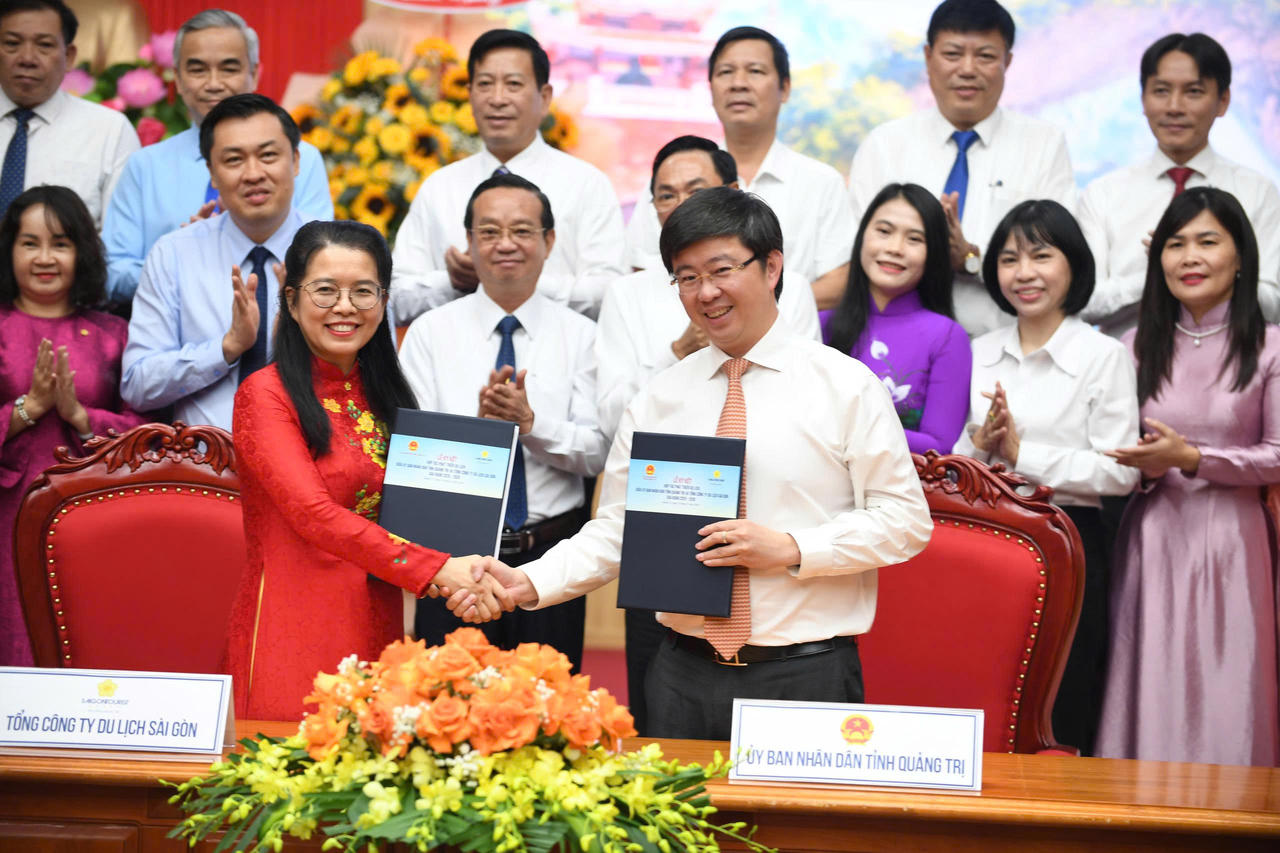 Đại diện UBND tỉnh Quảng Trị và Saigontourist Group bắt tay sau lễ ký kết hợp tác phát triển du lịch giai đoạn 2026-2030. (Ảnh: M.P)