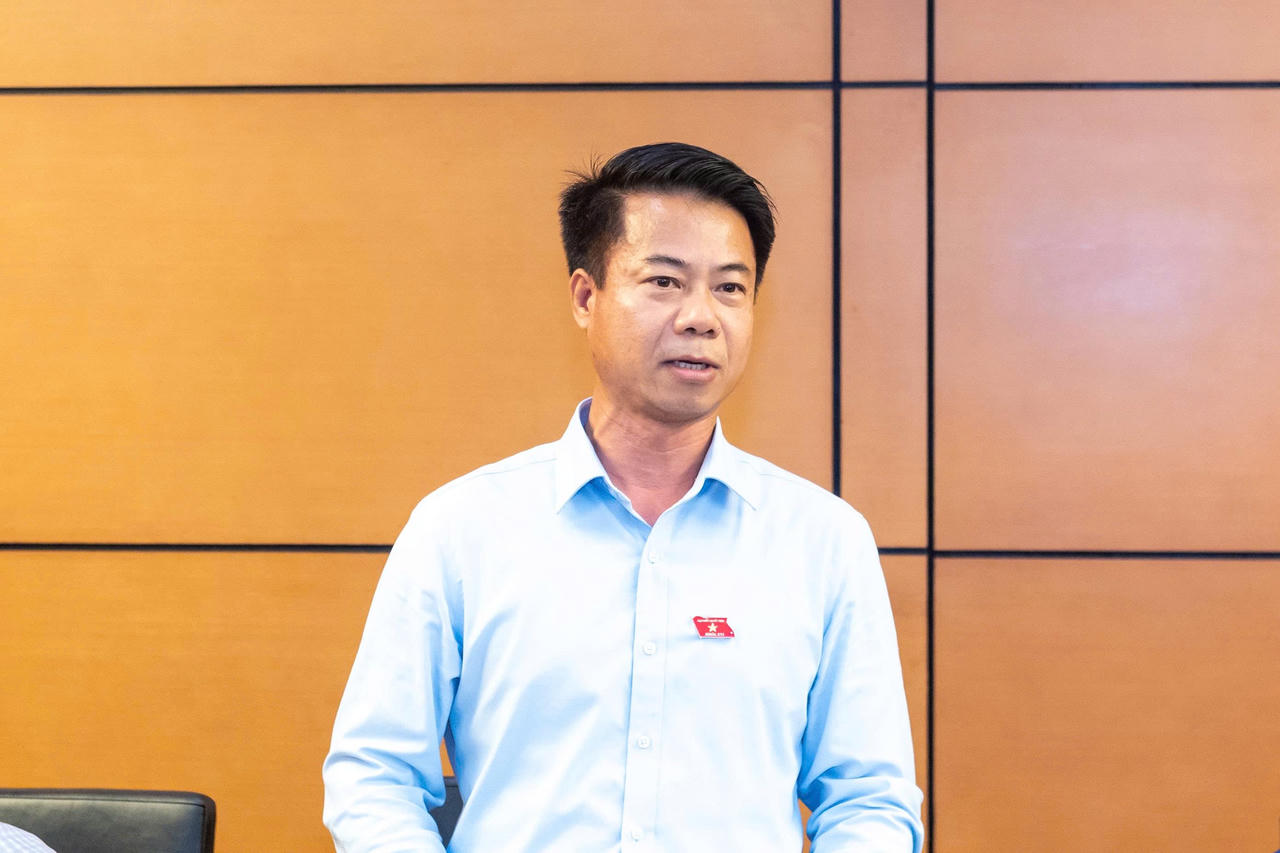 Phó Trưởng Đoàn chuyên trách Đoàn đại biểu Quốc hội tỉnh Lai Châu Hoàng Quốc Khánh phát biểu.