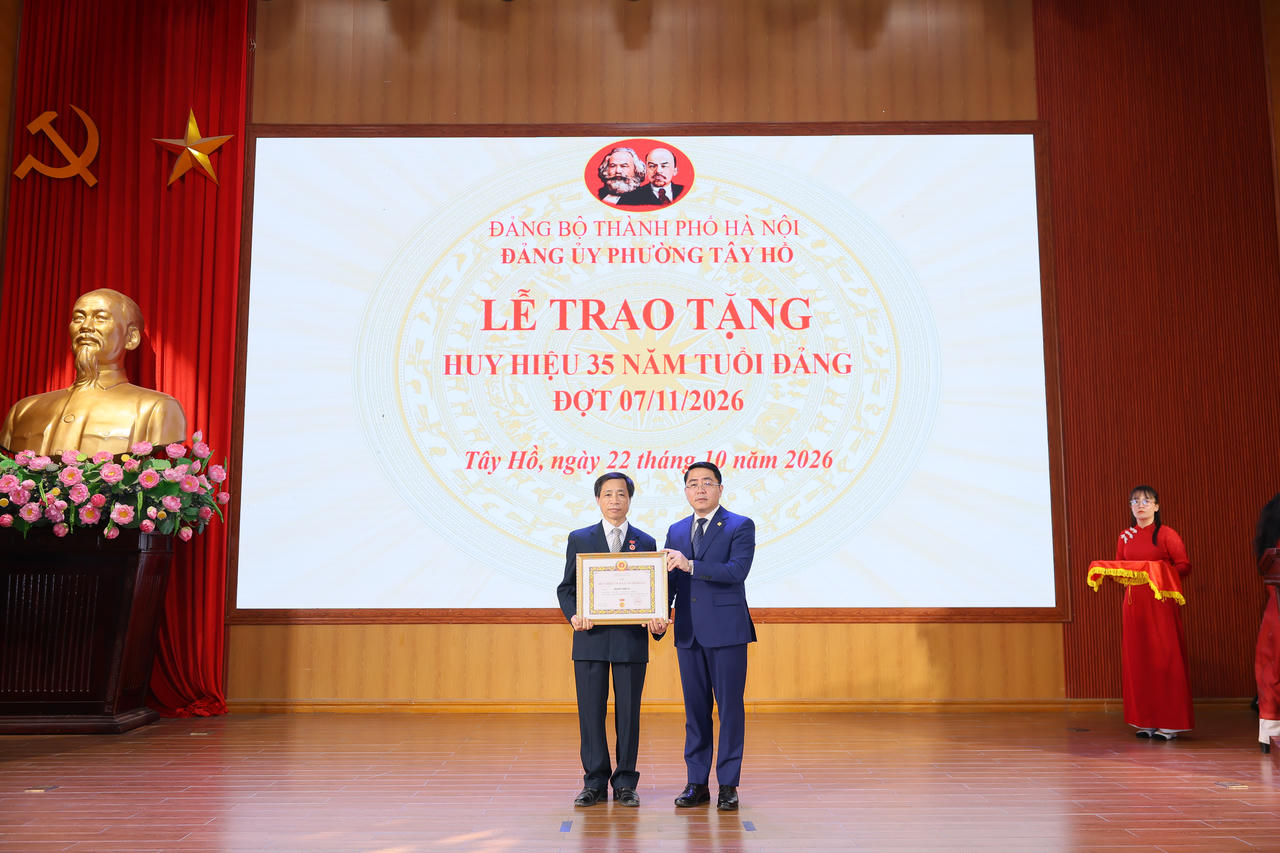 Trưởng Ban Xây dựng Đảng phường Tây Hồ Nguyễn Mạnh Tiến  trao tặng Huy hiệu cho các đảng viên 35 tuổi Đảng (Ảnh: Ngọc Thanh).