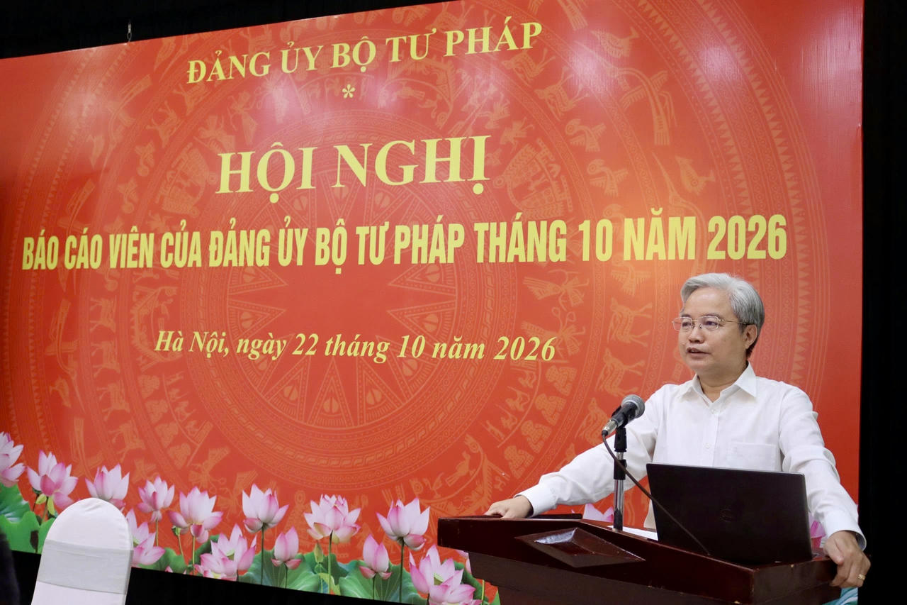 Phó Bí thư chuyên trách Đảng ủy Bộ Tư pháp Nguyễn Quang Thái  phát biểu.