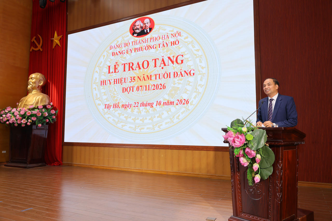 Ông Nguyễn Đình Khuyến - Thành ủy viên, Bí thư Đảng ủy, Chủ tịch HĐND phường Tây Hồ phát biểu tại  Lễ trao tặng Huy hiệu Đảng cho 558 đồng chí đảng viên 35 năm tuổi Đảng (Ảnh: Ngọc Thanh).