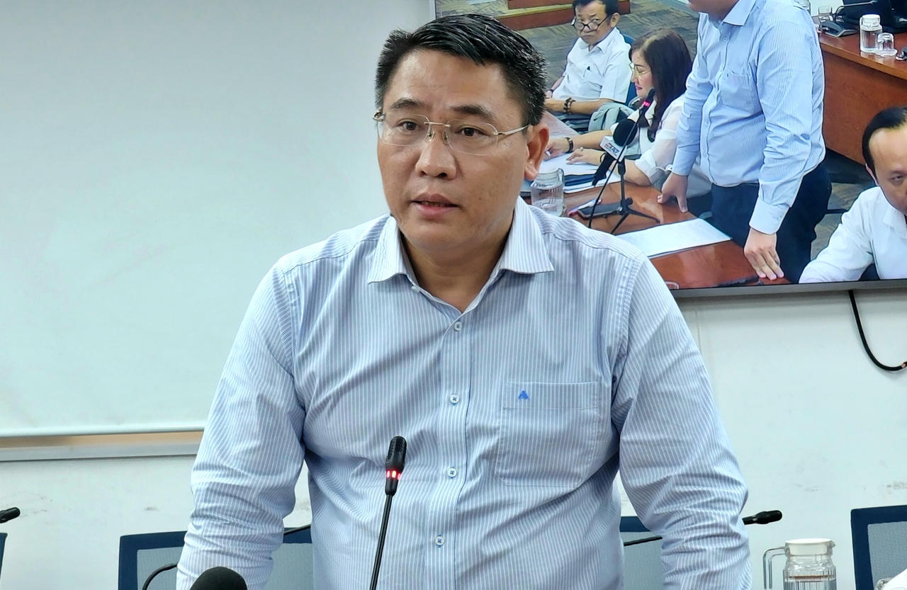 Ông Vũ Văn Vịnh, Phó trưởng ban Quản lý đường sắt đô thị TP HCM thông tin tại họp báo. Ảnh: TU
