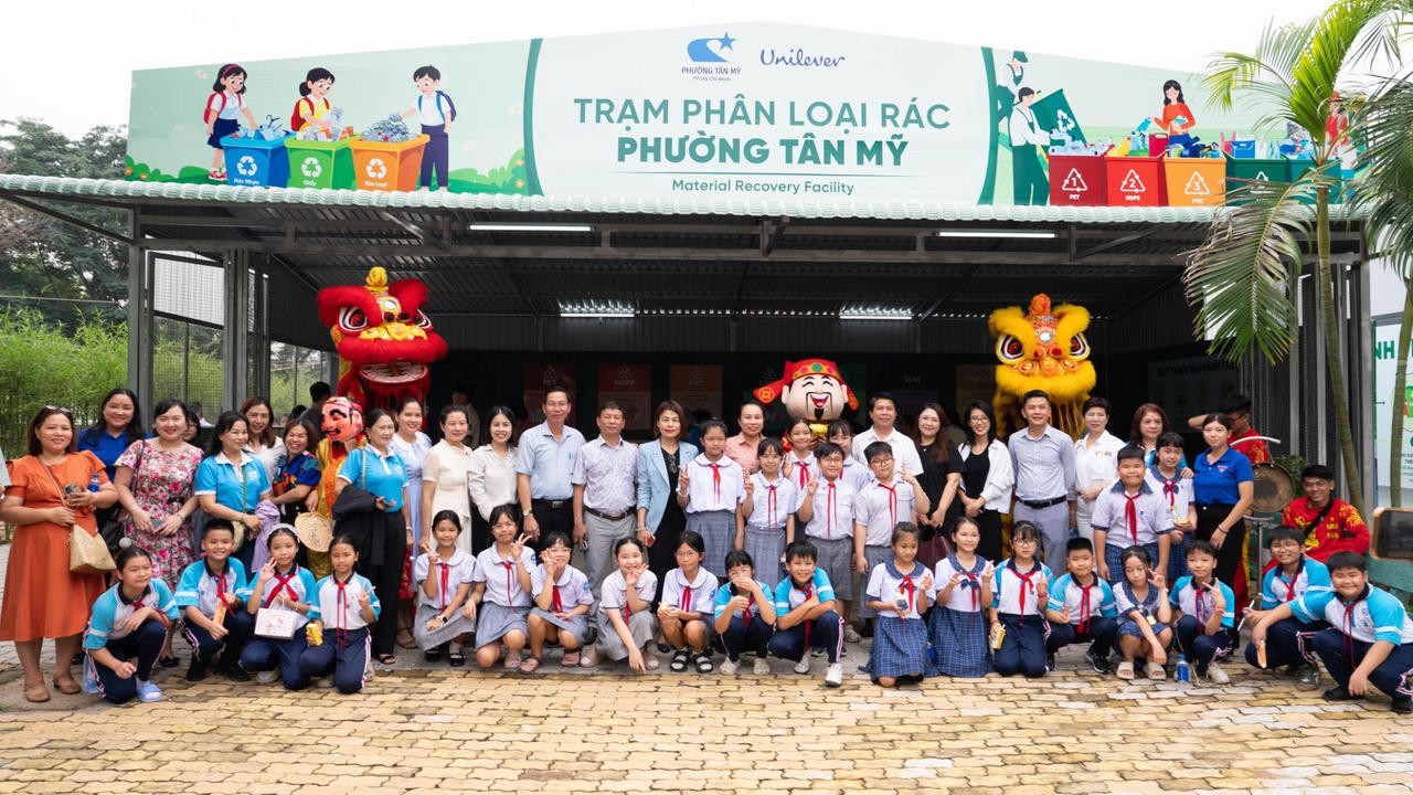 Mỗi người dân, mỗi hộ gia đình cùng tham gia phân loại rác.