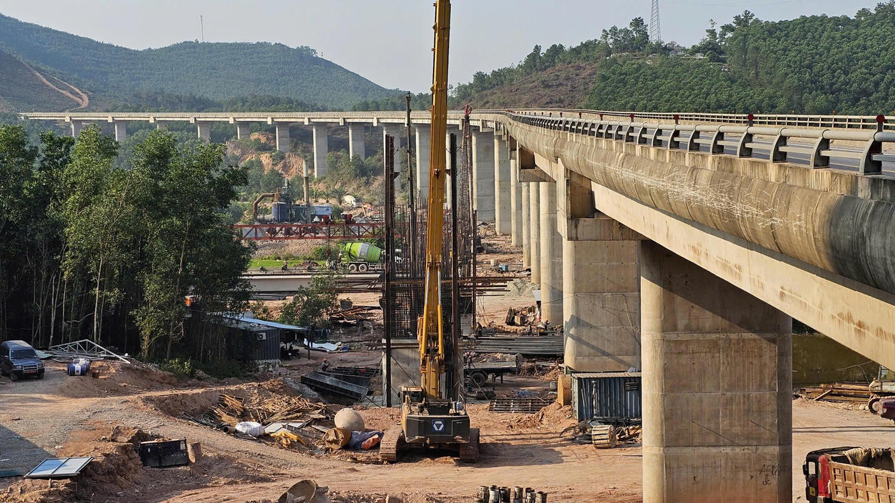 Trên địa bàn TP Huế, công trường đang duy trì 89 mũi thi công với 765 nhân sự cùng 89 máy móc, thiết bị các loại. 
