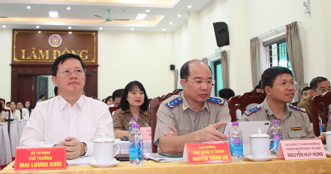 Lãnh đạo Bộ Tư pháp cùng lãnh đạo Cục Quản lý THADS dự Hội nghị. Ảnh: Mai Long.