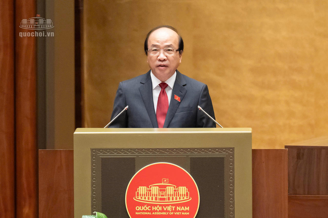 Chủ nhiệm Uỷ ban Pháp luật và Tư pháp Phan Chí Hiếu trình bày báo cáo thẩm tra dự án Luật. Ảnh: Quochoi.vn