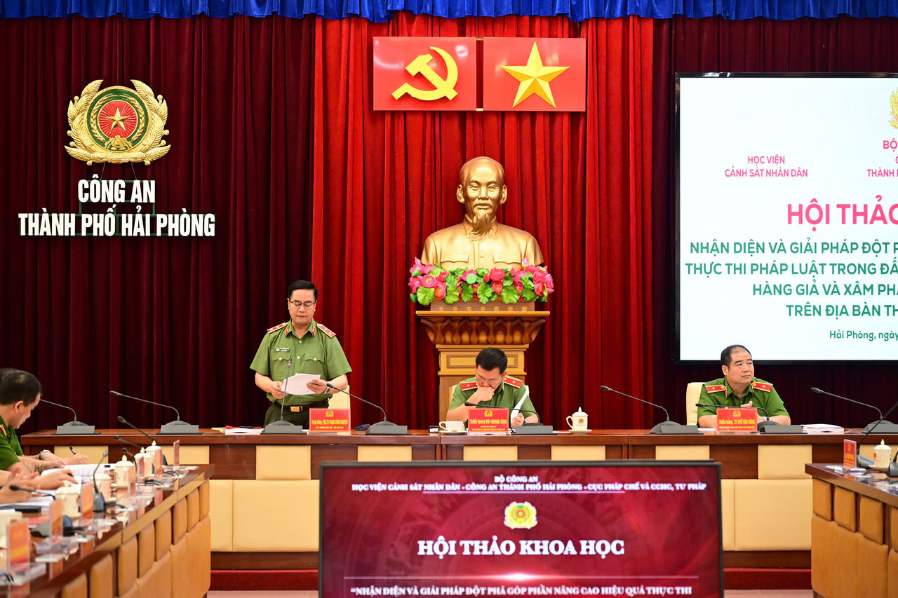 Trung tướng, PGS.TS Phạm Công Nguyên, Cục trưởng Cục Pháp chế và cải cách hành chính, tư pháp (Bộ Công an) phát biểu đề dẫn Hội thảo. (ảnh Thuỳ Linh)