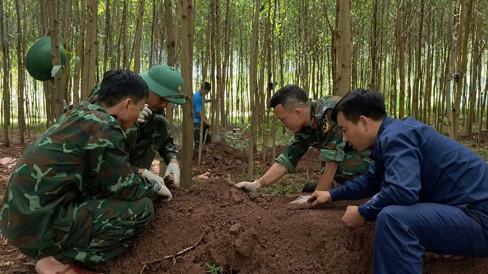 Lực lượng tìm kiếm tỉ mỉ rà soát từng lớp đất, tìm kiếm hài cốt liệt sĩ tại xã Dân Hóa. (Ảnh: Bộ CHQS tỉnh Quảng Trị)