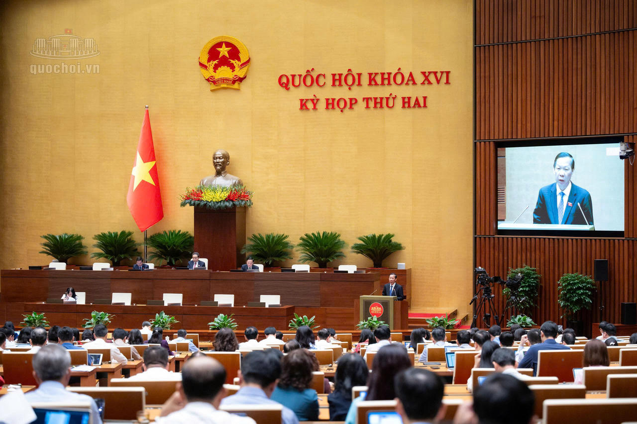 Chủ nhiệm Ủy ban Kinh tế và Tài chính của Quốc hội Phan Văn Mãi trình bày báo cáo thẩm tra dự án Luật. Ảnh: Quochoi.vn