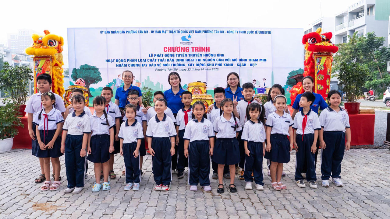 Lễ phát động tuyên truyền hưởng ứng hoạt động phân loại chất thải rắn sinh hoạt tại nguồn gắn với mô hình Trạm MRF nhằm chung tay bảo vệ môi trường, xây dựng khu phố xanh - sạch - đẹp.
