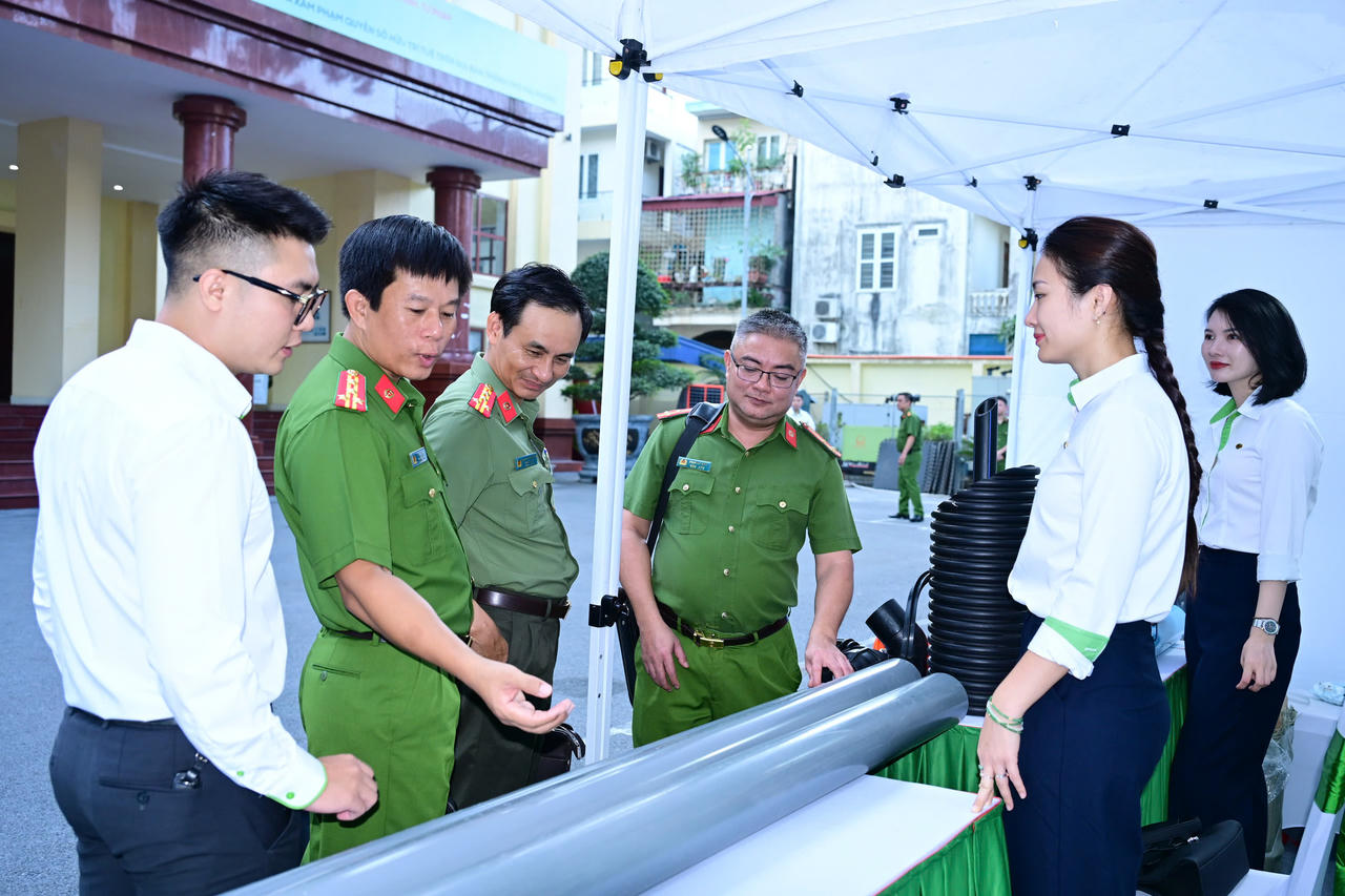 Các đại biểu tham quan Khu trưng bày hàng giả, hàng thật, hàng xâm phạm sở hữu trí tuệ. (ảnh CATP)