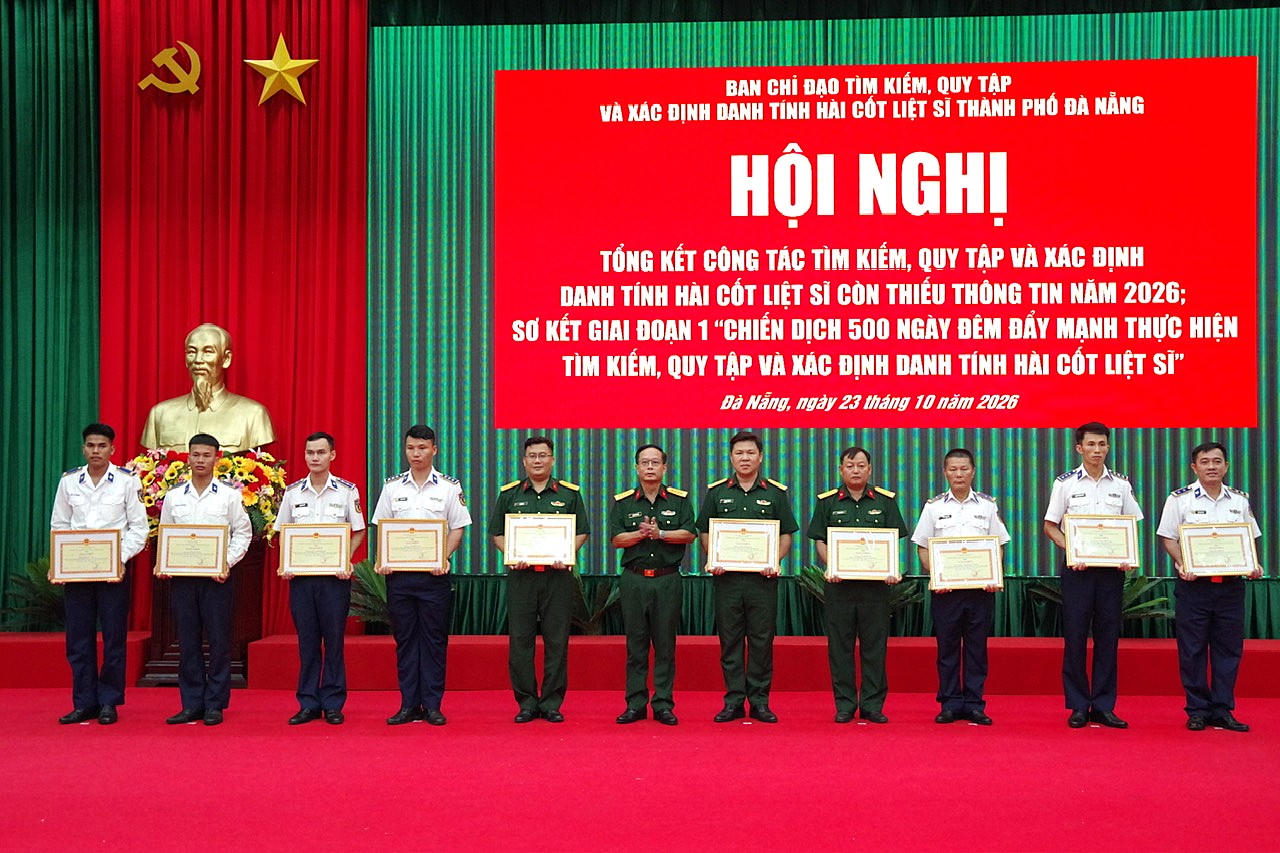 Bộ chỉ huy Quân sự TP Đà Nẵng trao tặng Giấy khen cho các cá nhân có thành tích xuất sắc trong tham gia “Chiến dịch 500 ngày đêm đẩy mạnh tìm kiếm, quy tập và xác định danh tính hài cốt liệt sĩ”.
