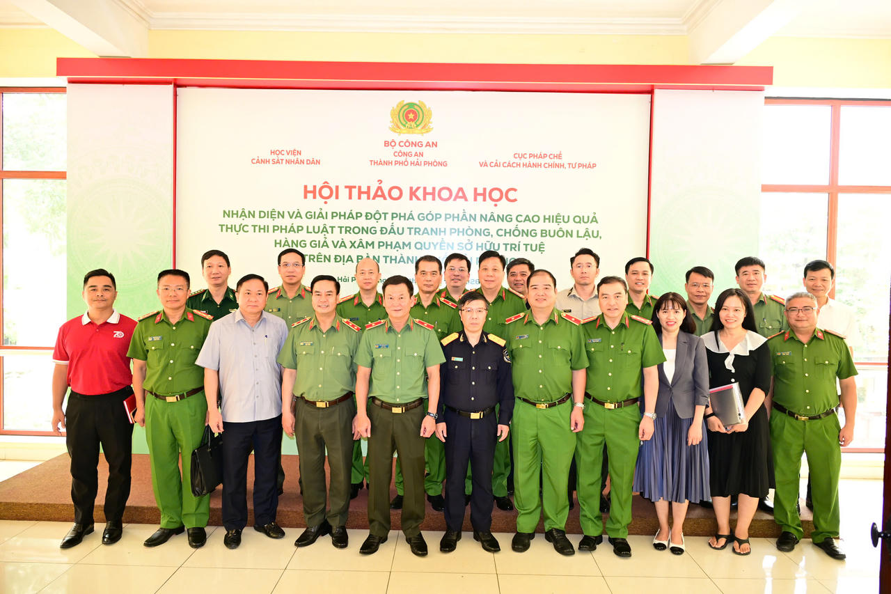 Các đại biểu tham dự Hội thảo khoa học về nâng cao hiệu quả thực thi pháp luật trong đấu tranh phòng, chống buôn lậu, hàng giả và xâm phạm quyền sở hữu trí tuệ tại Hải Phòng. (ảnh CATP)